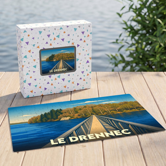 Puzzle souvenir de la ville de Le Drennec avec une illustration stylisée d'un lac et de sa passerelle.