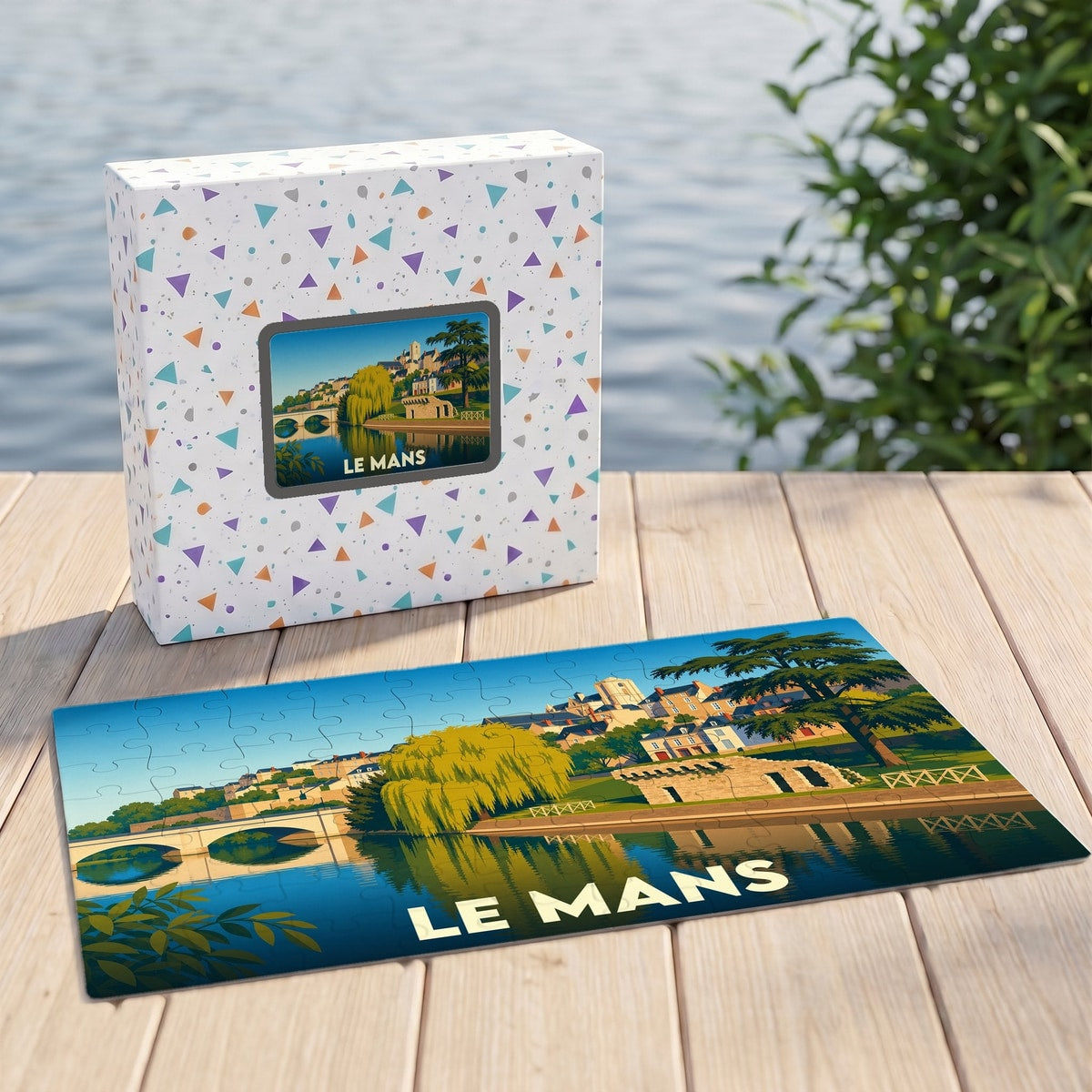 Puzzle souvenir de la ville de Le Mans avec une illustration stylisée d'un paysage urbain au bord de l'eau.