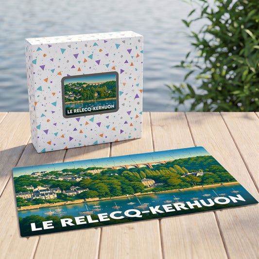 Puzzle souvenir de la ville du Relecq-Kerhuon avec son coffret assorti illustrant un paysage côtier stylisé.