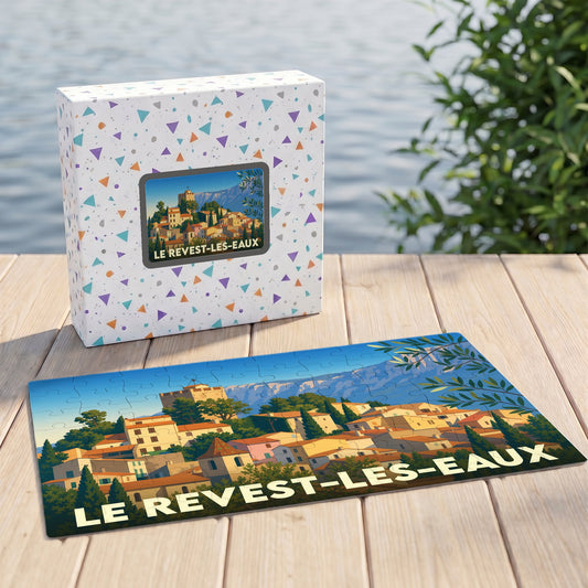 Puzzle souvenir de la ville de Le Revest-les-Eaux avec une illustration stylisée d'un village provençal.