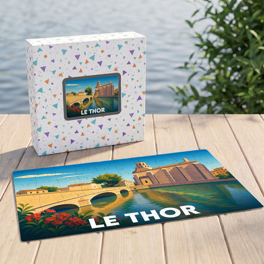 Puzzle souvenir de la ville de Le Thor avec une illustration stylisée de son pont et de son église au bord de l'eau.