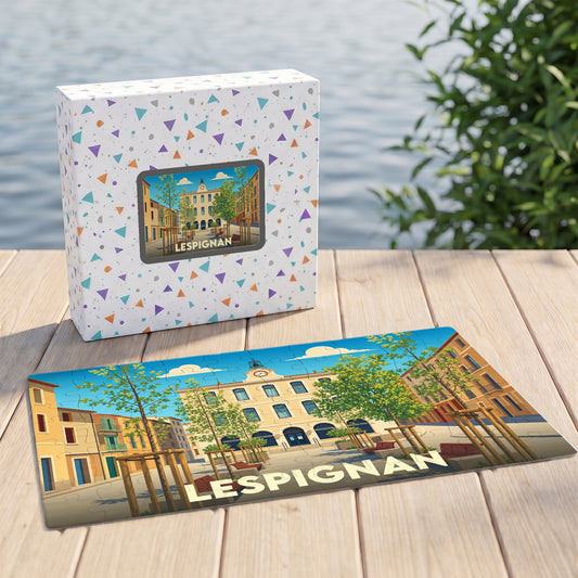 Puzzle souvenir de la ville de Lespignan illustrant une place ensoleillée dans un style graphique épuré.