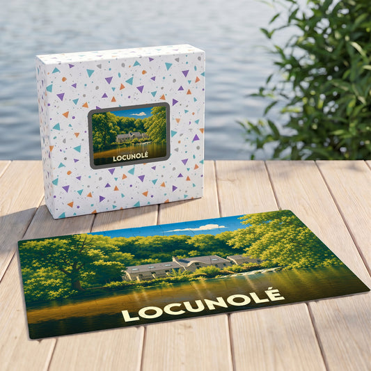 Puzzle souvenir de la ville de Locunolé avec une illustration stylisée d'une maison en bord de l'eau.