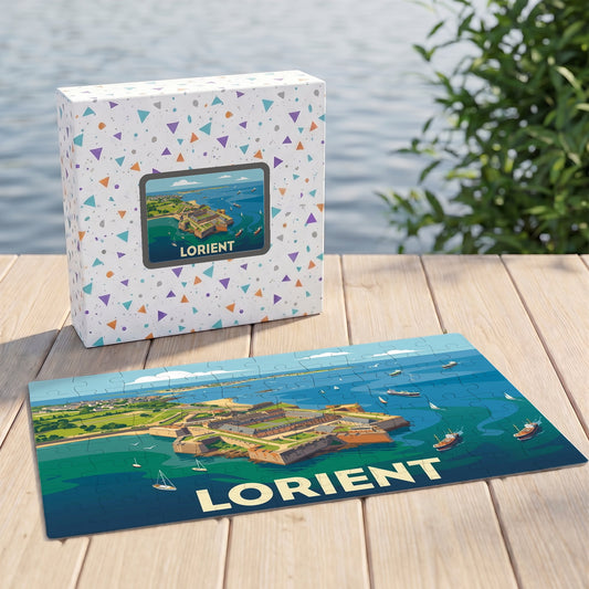 Puzzle souvenir de la ville de Lorient avec une illustration stylisée de sa côte et de sa citadelle.
