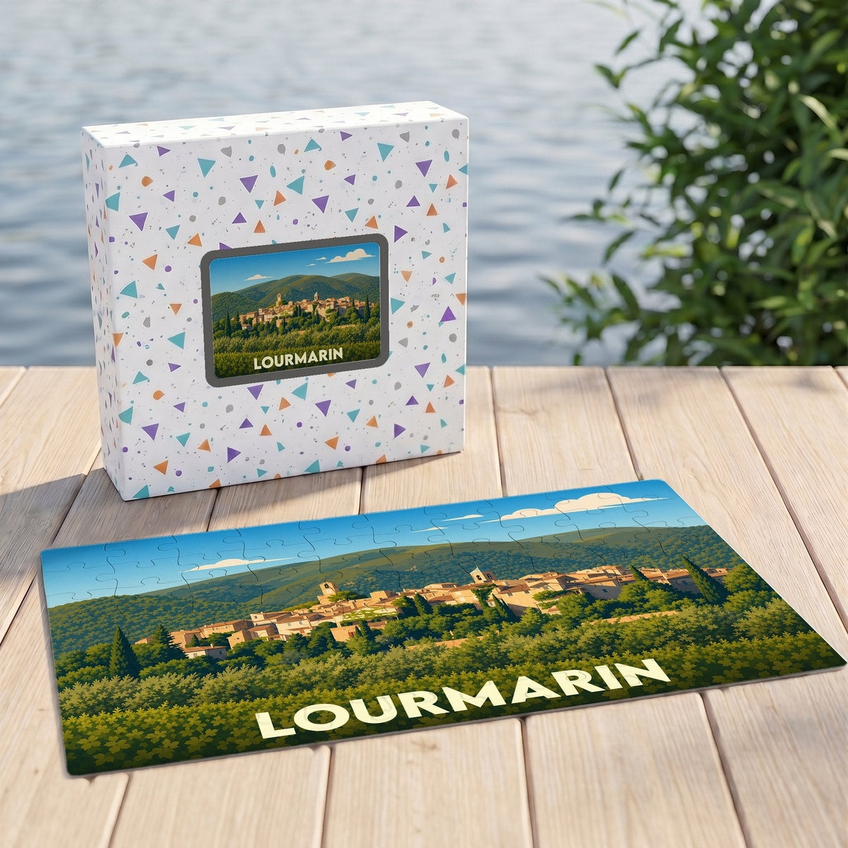 Puzzle souvenir de la ville de Lourmarin avec une illustration stylisée d'un paysage provençal.