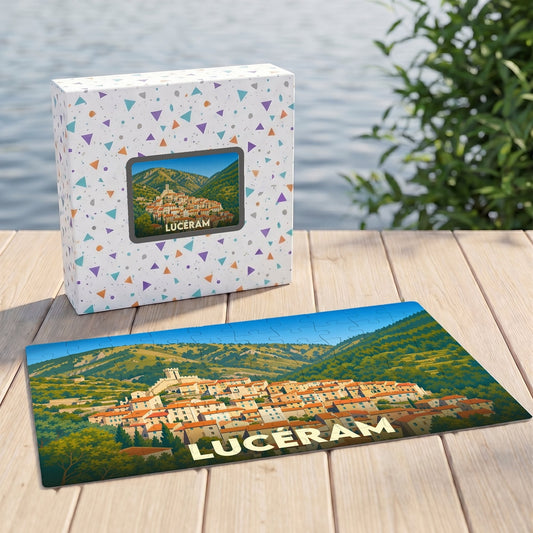 Puzzle souvenir de la ville de Lucéram avec une illustration stylisée d'un village perché.