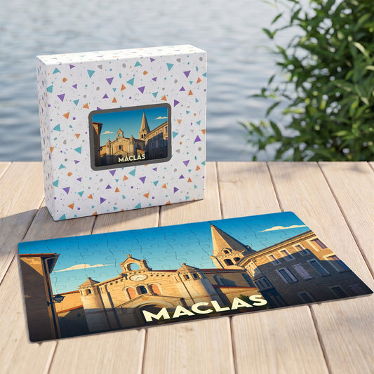 Puzzle souvenir de la ville de Maclas présentant une illustration stylisée de son église et de ses bâtiments historiques.