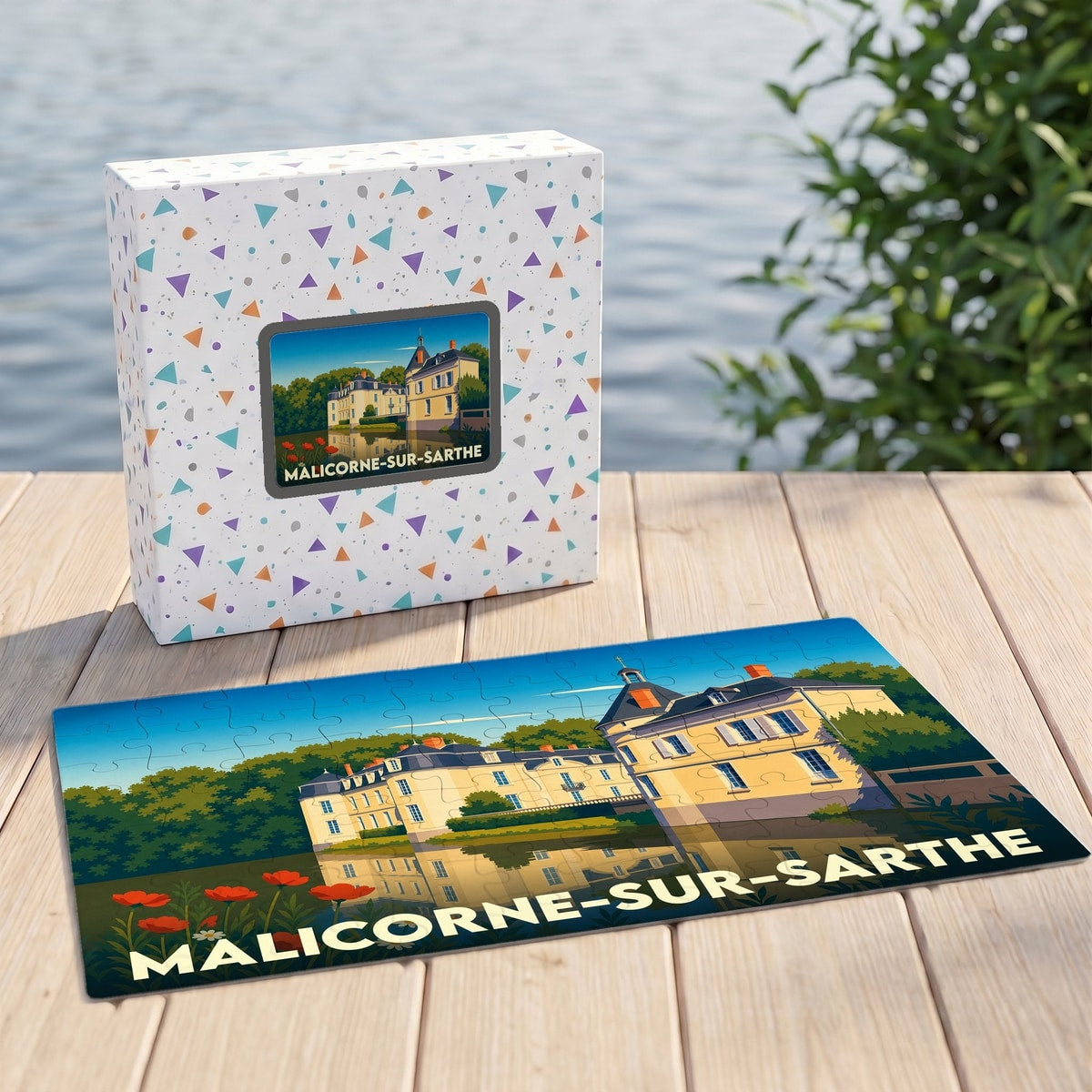 Puzzle souvenir de la ville de Malicorne-sur-Sarthe avec une illustration stylisée de son château au bord de l'eau.