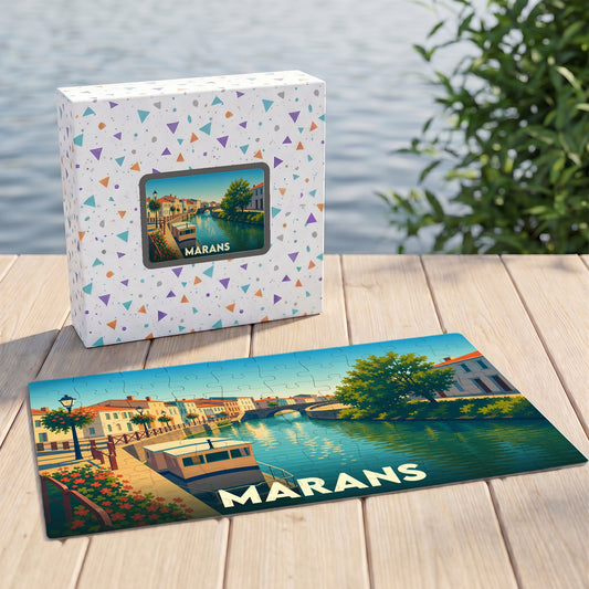 Puzzle souvenir de la ville de Marans avec une illustration stylisée d'un canal ensoleillé.