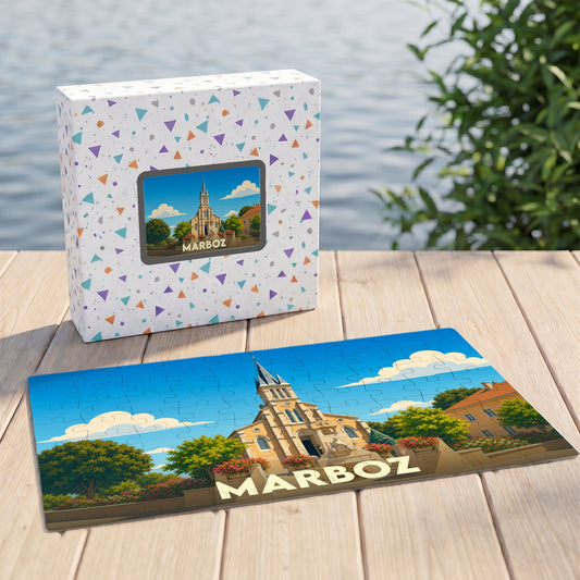 Puzzle souvenir de la ville de Marboz avec une illustration stylisée d'une église sous un ciel bleu.