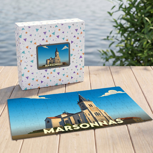 Puzzle souvenir de la ville de Marsonnas avec une illustration stylisée d'une église sous un ciel bleu.
