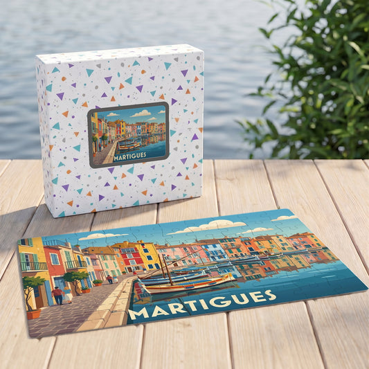Puzzle souvenir de la ville de Martigues avec une illustration stylisée d'un port coloré.