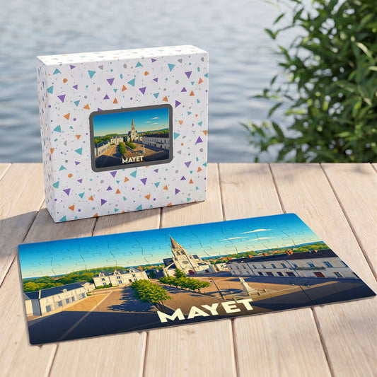Puzzle souvenir de la ville de Mayet avec une illustration stylisée de sa place principale.