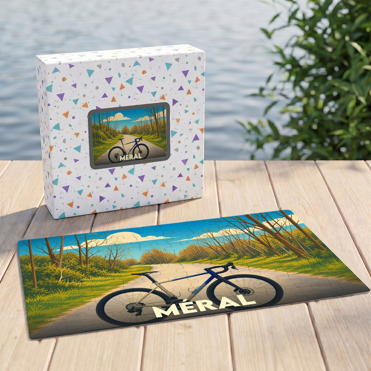 Puzzle souvenir de la ville de Méral illustrant un vélo sur une route de campagne boisée.