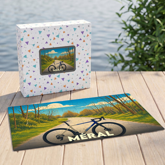 Puzzle souvenir de la ville de Méral illustrant un vélo sur une route de campagne boisée.