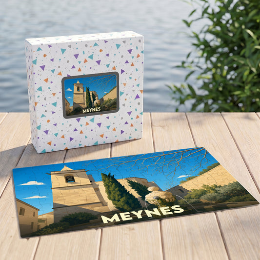 Puzzle souvenir de la ville de Meynes avec une illustration stylisée de son clocher et de sa fontaine.