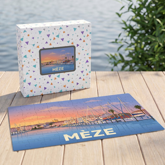 Puzzle souvenir de la ville de Mèze avec une illustration stylisée de son port au coucher du soleil.
