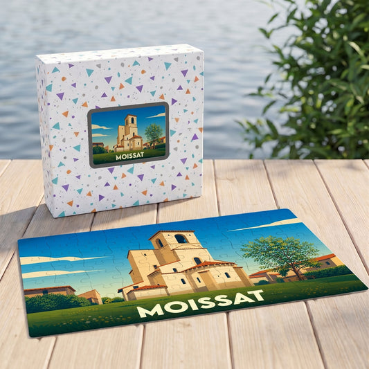 Puzzle souvenir de la ville de Moissat avec une illustration stylisée d'une église sous un ciel bleu.