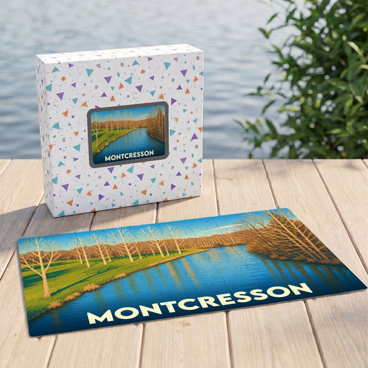 Puzzle souvenir de la ville de Montcresson représentant une illustration stylisée d'un canal bordé d'arbres.