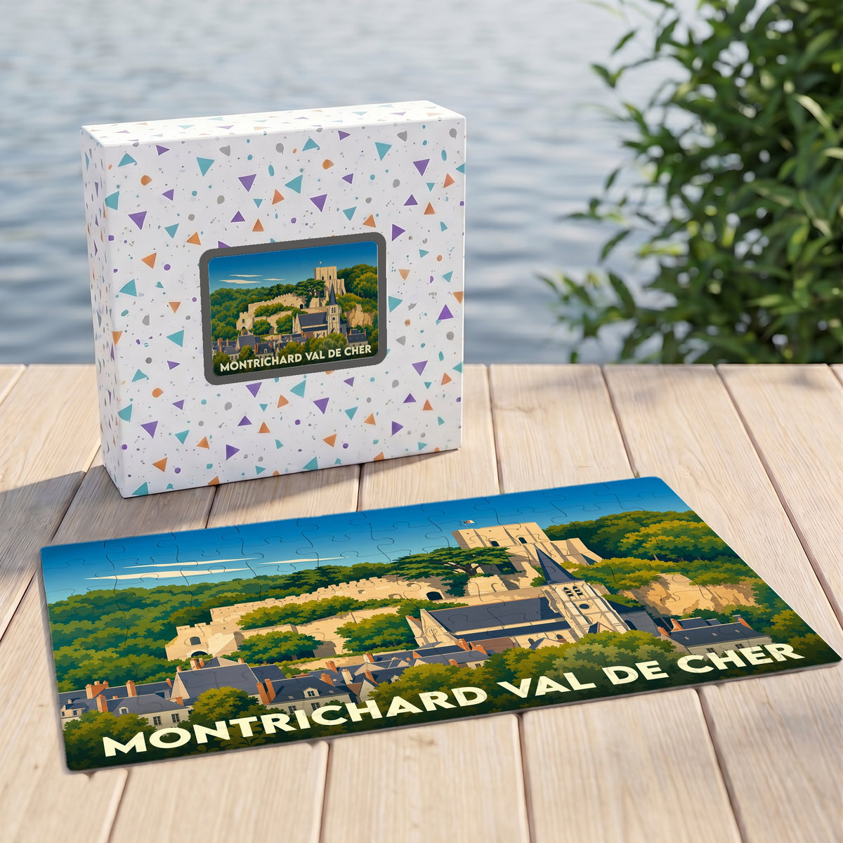Puzzle souvenir de la ville de Montrichard Val de Cher avec une illustration stylisée et sa boîte assortie.