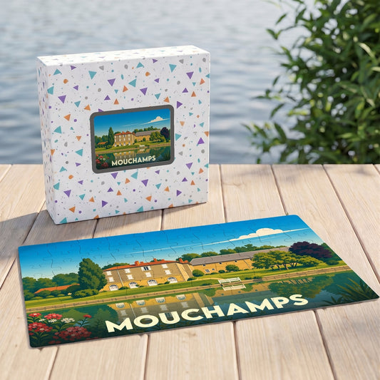 Puzzle souvenir de la ville de Mouchamps avec une illustration stylisée d'un manoir au bord de l'eau.