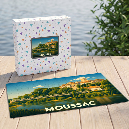 Puzzle souvenir de la ville de Moussac avec une illustration stylisée d'un pont et du village au bord de l'eau.