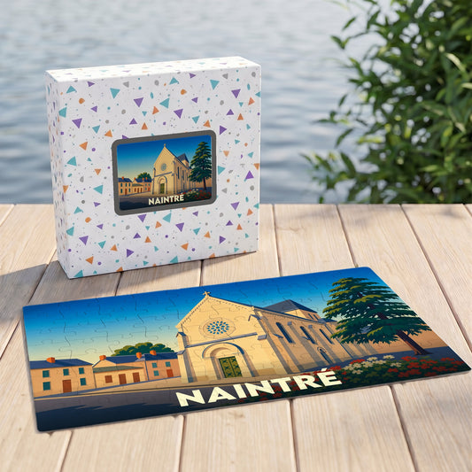 Puzzle souvenir de la ville de Naintré avec une illustration stylisée d'une église sous un ciel azur.