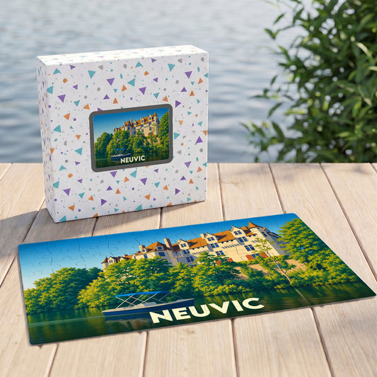 Puzzle souvenir de la ville de Neuvic illustrant un château en bord de rivière.