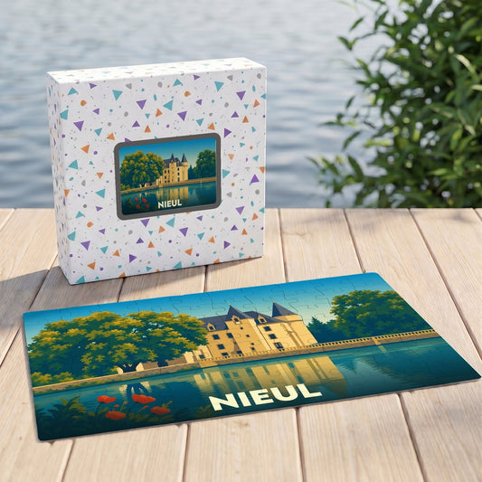 Puzzle souvenir de la ville de Nieul avec une illustration stylisée d'un château au bord de l'eau.