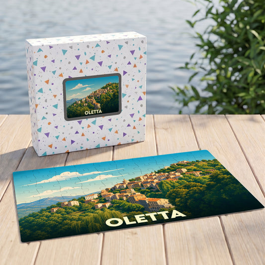 Puzzle souvenir de la ville d'Oletta représentant un village perché dans un paysage verdoyant.
