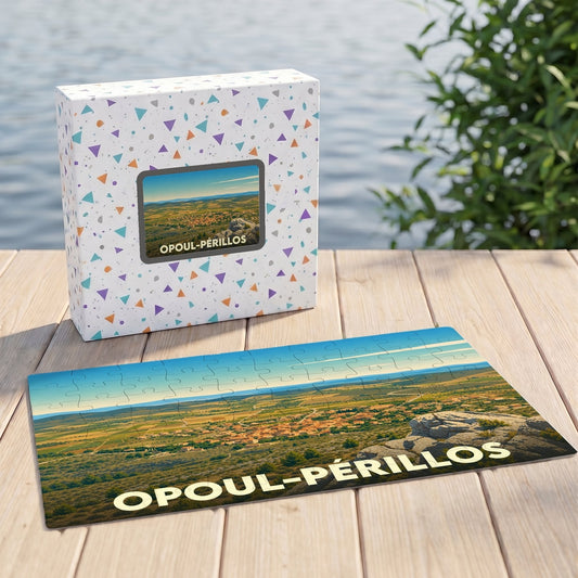 Puzzle souvenir de la ville d'Opoul-Périllos avec son coffret assorti illustrant un paysage panoramique.
