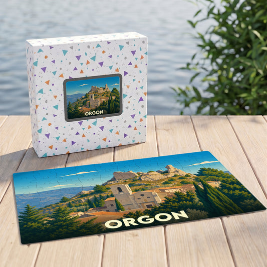 Puzzle souvenir de la ville d'Orgon avec une illustration stylisée de son église et de ses collines.