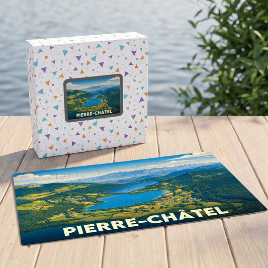 Puzzle souvenir de la ville de Pierre-Châtel illustrant un paysage de lacs et de montagnes.