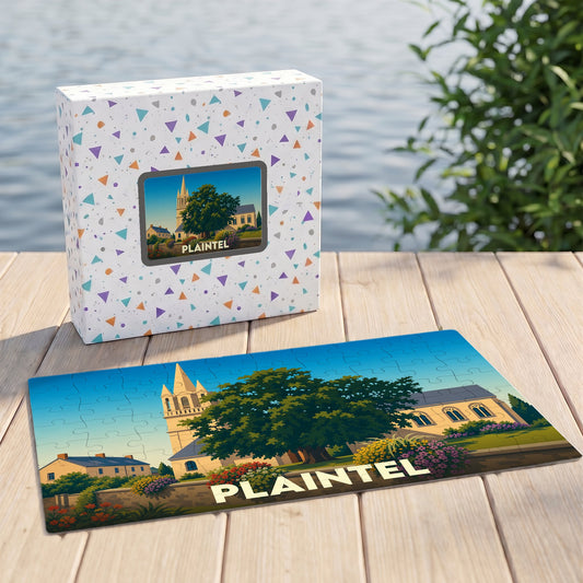 Puzzle souvenir de la ville de Plaintel avec une illustration stylisée d'une église et de son jardin.