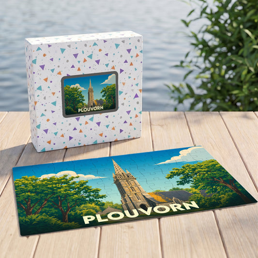 Puzzle souvenir de la ville de Plouvorn avec une illustration stylisée de son église entourée de verdure.