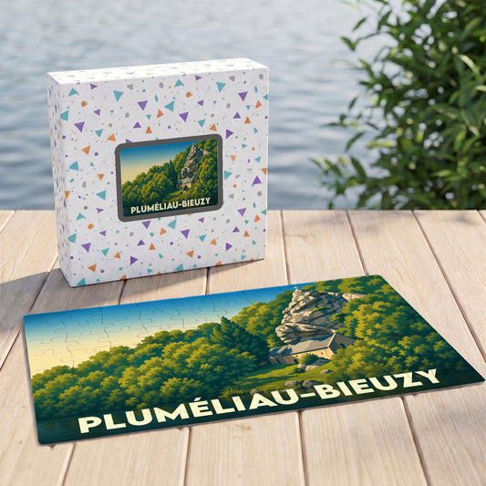 Puzzle souvenir de la ville de Pluméliau-Bieuzy avec une illustration stylisée de la chapelle Saint-Gildas nichée sous son rocher.
