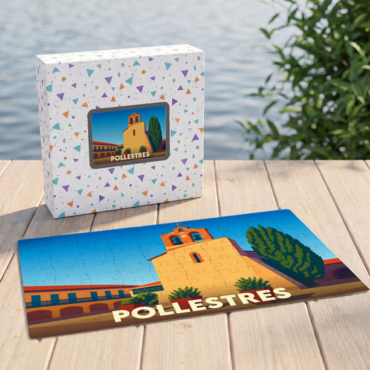 Puzzle souvenir de la ville de Pollestres avec une illustration stylisée et sa boîte assortie sur un ponton en bois.