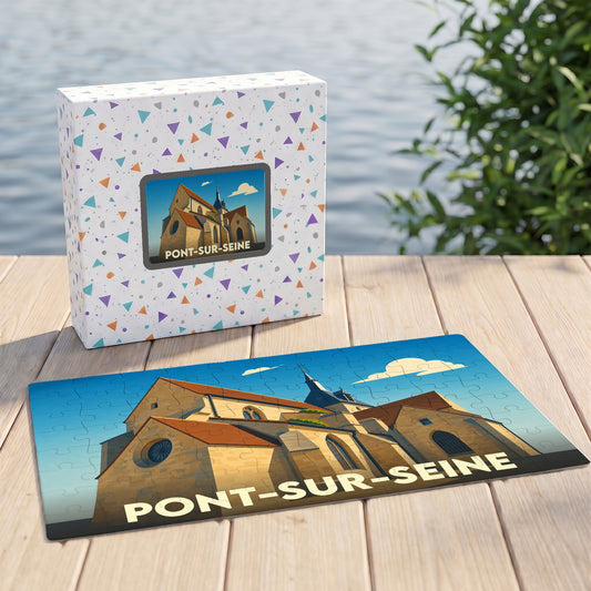 Puzzle souvenir de la ville de Pont-sur-Seine avec une illustration stylisée d'une église sur sa boîte et ses pièces assemblées.