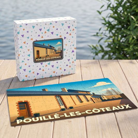 Puzzle souvenir de la ville de Pouillé-les-Côteaux avec une illustration stylisée et sa boîte assortie.