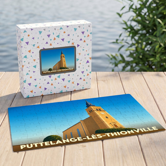 Puzzle souvenir de la ville de Puttelange-lès-Thionville avec une illustration stylisée de son église.
