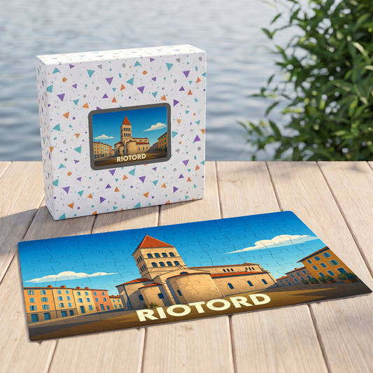 Puzzle souvenir de la ville de Riotord avec une illustration stylisée d'une église et de maisons colorées.