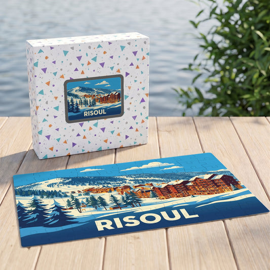 Puzzle souvenir de la ville de Risoul illustré d'un paysage de montagne enneigé et de ses chalets.