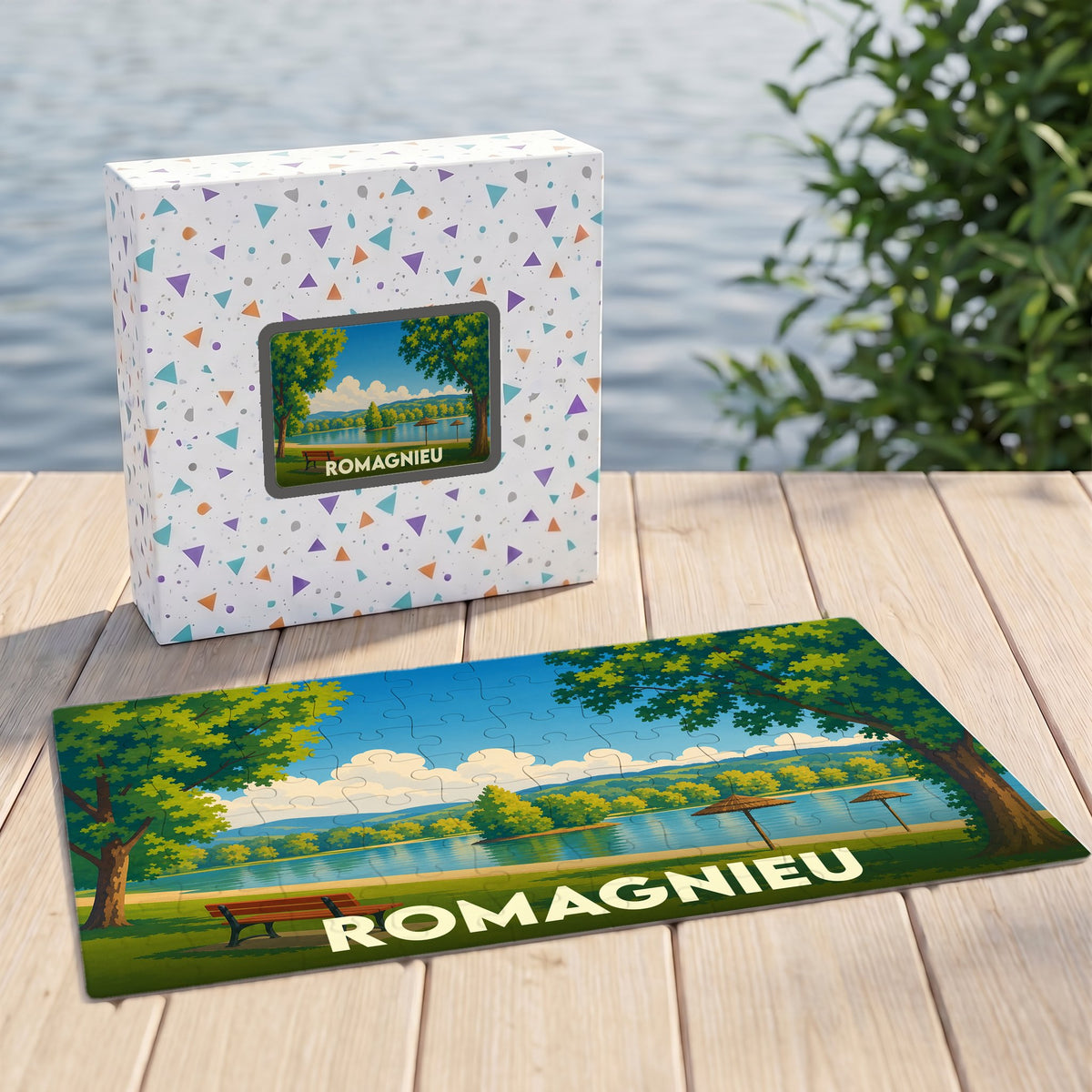 Puzzle souvenir de la ville de Romagnieu avec une illustration stylisée d'un paysage lacustre.
