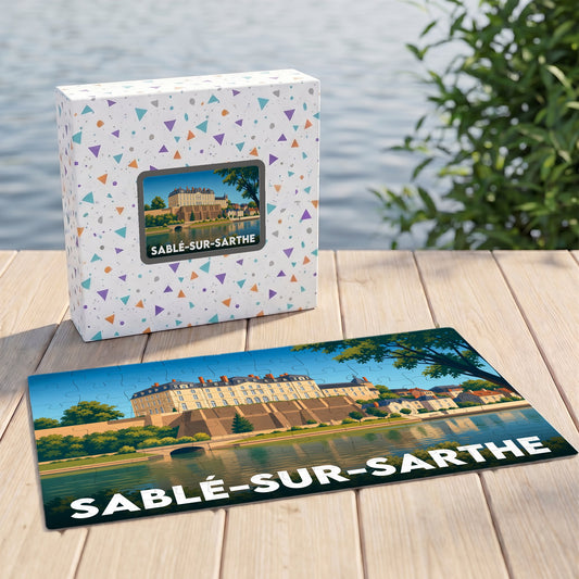 Puzzle souvenir de la ville de Sablé-sur-Sarthe avec une illustration stylisée de son château en bord de rivière.
