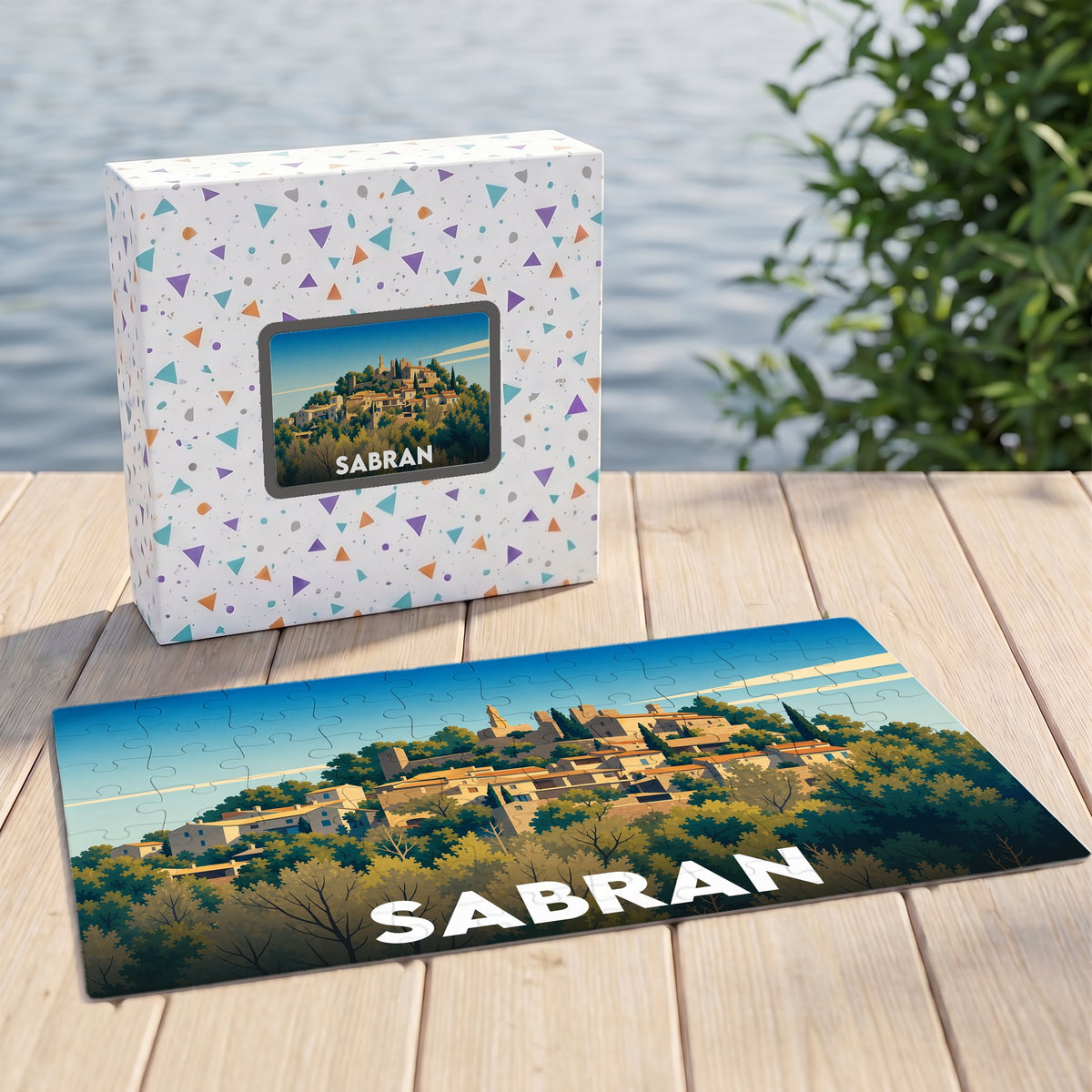 Puzzle souvenir de la ville de Sabran avec une illustration stylisée d'un village perché.