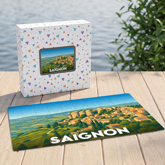 Puzzle souvenir de la ville de Saignon avec une illustration paysagère stylisée.