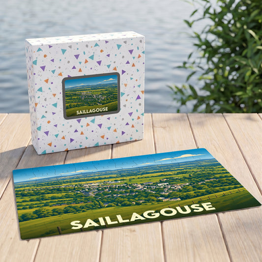 Puzzle souvenir de la ville de Saillagouse avec une illustration stylisée de son paysage champêtre.