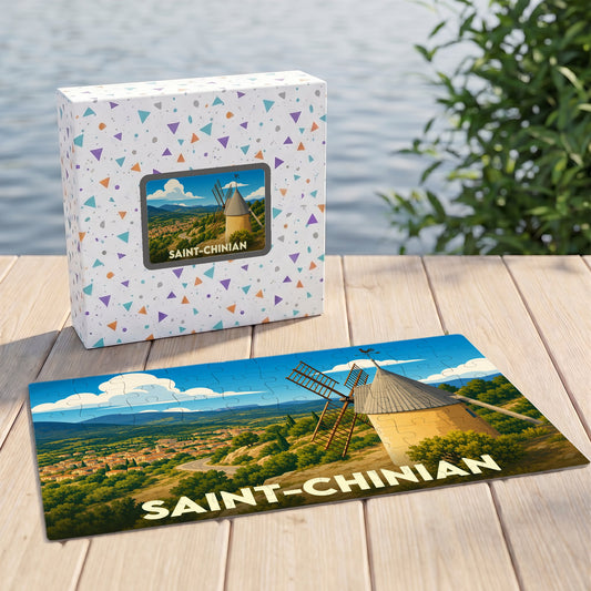 Puzzle souvenir de la ville de Saint-Chinian avec une illustration stylisée d'un moulin surplombant la vallée.