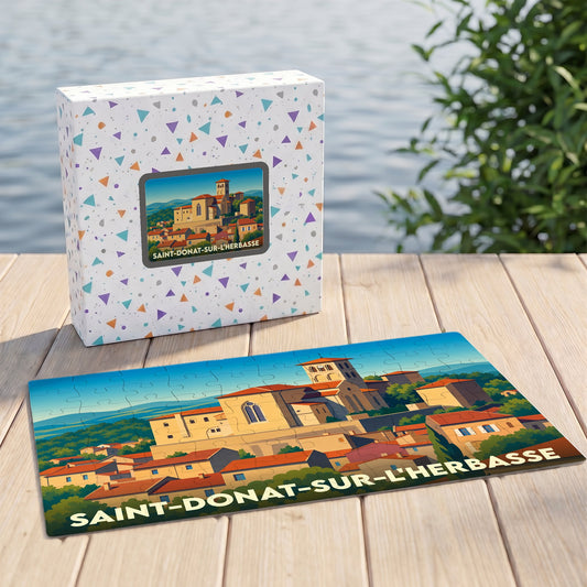 Puzzle souvenir de la ville de Saint-Donat-sur-l'Herbasse avec une illustration colorée et stylisée de ses bâtiments historiques.