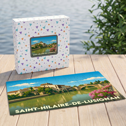 Puzzle souvenir de la ville de Saint-Hilaire-de-Lusignan avec une illustration stylisée d'un pont et de maisons au bord de l'eau.